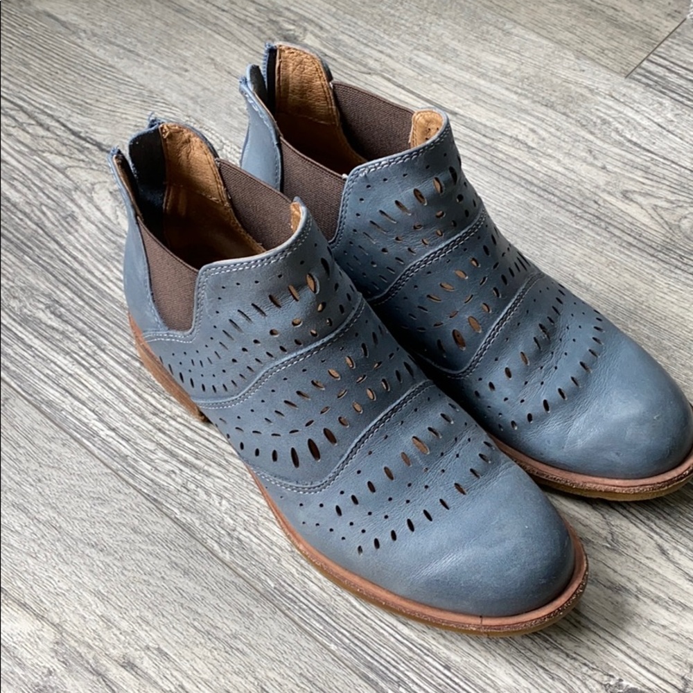 Sofft blue ankle boots-size 6